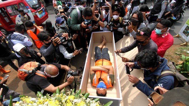 Homem flagrado sem máscara é punido na Indonésia